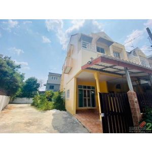 ให้เช่าทาวน์โฮม 2.5 ชั้น 49 ตรว หลังใหญ่สไตล์บ้านเดี่ยว เล่นระดับ เพดานสูง หมู่บ