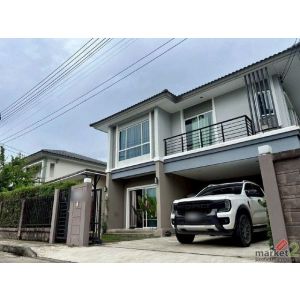 บ้าน 2 ชั้น สไตล์มินิมอล บรรยากาศร่มรื่น น่าอยู่ สันกำแพง