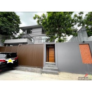ให้เช่าบ้านเดี่ยว Pool Villa หรู 3 ชั้น 102 ตรว. 5 นอน สไตล์โมเดิร์น สุุขุมวิท 7