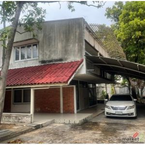 ขายที่ดินพร้อมบ้านเก่าแปลงมุม 187 ตรว. เอกมัย ซอย 18 สภาพแวดล้อมดี เหมาะสร้างบ้า