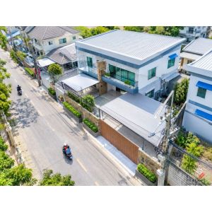 จอดรถได้ 30–40คัน ให้เช่า 200 ตร.ว. พร้อมสำนักงาน 1,000 ตร.ม. ห้องประชุม และโกดั