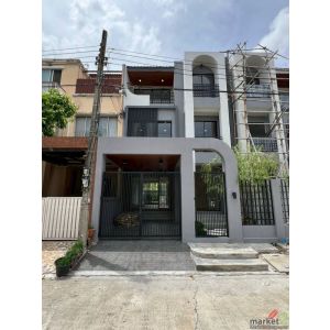 ขายถูกมาก!! ทาวน์โฮม 3 ชั้น รีโนเวทใหม่ทั้งหลัง ทำเลทอง บางนา กม.10 ใกล้เมกา