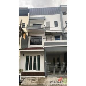 ให้เช่าทาวน์โฮม 3 ชั้น 300 ตร.ม. ถนนสุขุมวิท 105 ซอยลาซาล ( ไม่มีเฟอร์นิเจอร์ )