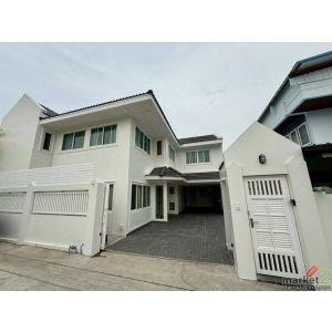 ให้เช่าบ้านเดี่ยว 2 ชั้น รีโนเวทใหม่ 50 ตรว. 3 ห้องนอน ย่านหัวหมากซอย 9 รามคำแหง