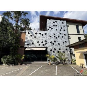 ให้เช่าสำนักงาน 3 ชั้น 590 ตร.ม. ย่านลาซาล สุขุมวิท 105 บรรยากาศร่มรื่น จอดรถหลา