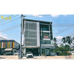 ขายตึก 3.5 ชั้น ริมถนน 4 เลน แปลงมุม กว้าง 5 เมตร ตกแต่งบิ้วอินอย่างดี พร้อมเข้า