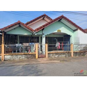 ขายด่วน บ้านพร้อมที่ดิน 108 ตารางวา  หมู่บ้านลาวัลเสถียร  เเกลง ระยอง  ติดถนนในห