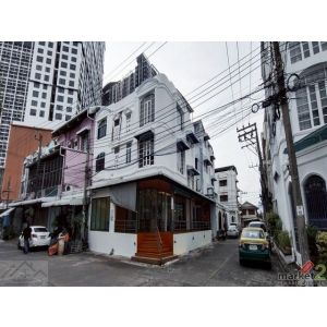 ให้เช่าทาวน์โฮม 3 ชั้น หลังมุม พระราม 9 ซอย 11 รีโนเวทสวย ใกล้เซ็นทรัลพระราม9 ห่