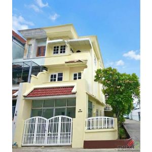 ถ.โชคชัย 4 ซอย 68-74  ทาวน์โฮม 3 ชั้น หลังมุม 4นอน 3น้ำ 36ตร.ว. 244 ตร.ม. MRT ลา