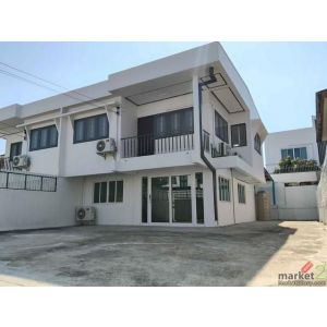 ให้เช่าบ้านเดี่ยว 2 ชั้น ย่านโชคชัย 4 ซอย 56 แหล่งชุมชน รีโนเวทใหม่ เหมาะพักอาศั