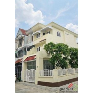 ให้เช่าทาวน์โฮม 3 ชั้น 36 ตร.ว. ย่านโชคชัย 4 ซอย 72 รีโนเวทใหม่ ใกล้ รร.สตรีวิทย