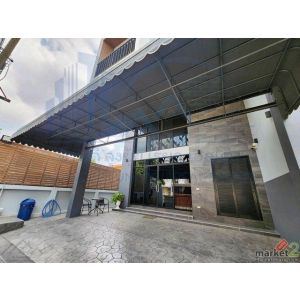 ให้เช่าโฮมออฟฟิศหรู 3 ชั้นครึ่ง หลังมุม 300 ตรม. ลาดพร้าว–วังหิน เฟอร์นิเจอร์ครบ