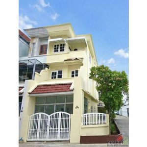 ให้เช่าทาวน์โฮม 3 ชั้น หลังมุม 4 ห้องนอน ย่านโชคชัย 4 สตรีวิทยา 2 รีโนเวทใหม่ ใก