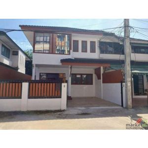 ทาวน์โฮมหรู ทำเลทอง เดินทางสะดวก รับสัตว์เลี้ยง สวนดอก