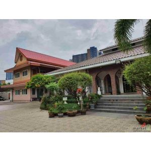 ราคาสุดพิเศษ!! บ้านหรูหลังใหญ่ 3 หลัง บนที่ดิน 1 ไร่เศษ ทำเลทอง ถนนสุขุมวิท 71  