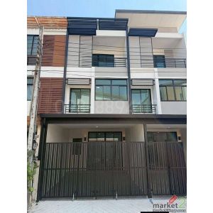 ขายทาวน์โฮม 3 ชั้น ซิกเนเจอร์ ถนนวัชรพล ทำเลดีเยี่ยม ใกล้ทางด่วน เนื้อที่ 17 ตรว