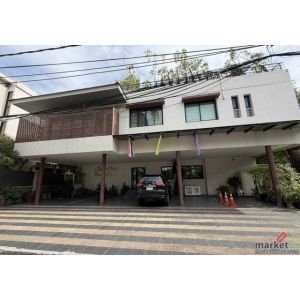 ให้เช่าบ้าน 2 ชั้น ซอยสุขุมวิท 24 ใกล้ห้าง Emporium ตกแต่งพร้อมเข้าอยู่  แขวงคลอ