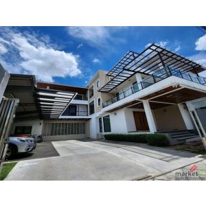 ขายบ้านเดี่ยว 3 ชั้น ขนาด 296 ตรว. สุขุมวิท 101 ซอยปุณณวิถี 27 พร้อมลิฟท์ ใกล้ B