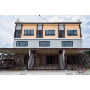 ขายอาคารพาณิชย์ใหม่2 ชั้นครึ่ง ติดถนนใหญ่ ราชบุรี – จอมบึง 26 ตารางวา กว้าง 5 เม