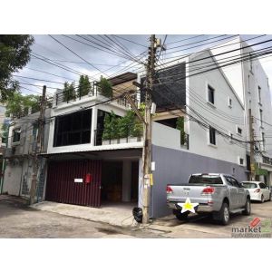 ให้เช่าทาวเฮ้าส์ 3 ชั้น 350 ตร.ม. สุขุมวิท 63 (ตรงข้ามเอกมัยซอย 4) ตกแต่งพร้อมเข
