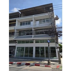ให้เช่าอาคาร 3 ชั้นครึ่ง+ดาดฟ้ามีหลังคา ห้องหัวมุม ติดถนนเฉลิมพระเกียรติ ร.9 ซอย