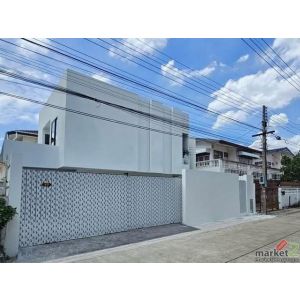 ขายบ้านเดี่ยว 2 ชั้น 50 ตร.ว. ถนนโชคชัย 4 ซอย 44 รีโนเวทใหม่ ใกล้ Central Eastvi