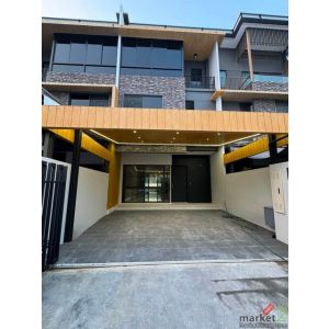 ขาย Luxury Townhome 3 ชั้น 29.9 ตร.ว. The Landmark เอกมัย-รามอินทรา เฟอร์ครบพร้อ
