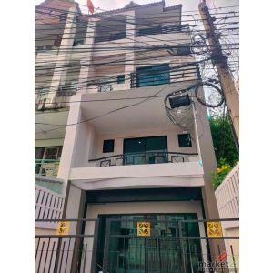 ให้เช่าทาวเฮ้าส์ 4 ชั้น ห้องมุม ซอยศรีนครินทร์ 40 บรรยากาศเหมือนบ้านเดี่ยว ตรงข้