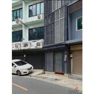 ให้เช่าอาคาร 3 ชั้น 141 ตรม. 4 ห้องนอน สุขุมวิท 44-1 ติด BTS พระโขนง ตึกตกแต่งให