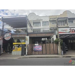 L260145 | ขายทาวน์โฮม 3 ชั้น ติดถนน ซ.รัชดา32 ทำเลดีเยี่ยม โครงสร้างแข็งแรง เหมา