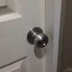 ช่างซ่อมล้อประตู โช๊คประตู ลูกบิดประตู กุญแจประตู โทร  089-981-4172